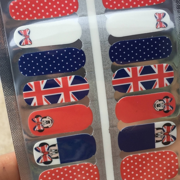5 for $15 Nail Wrap- Minnie in England - Picture 3 of 7